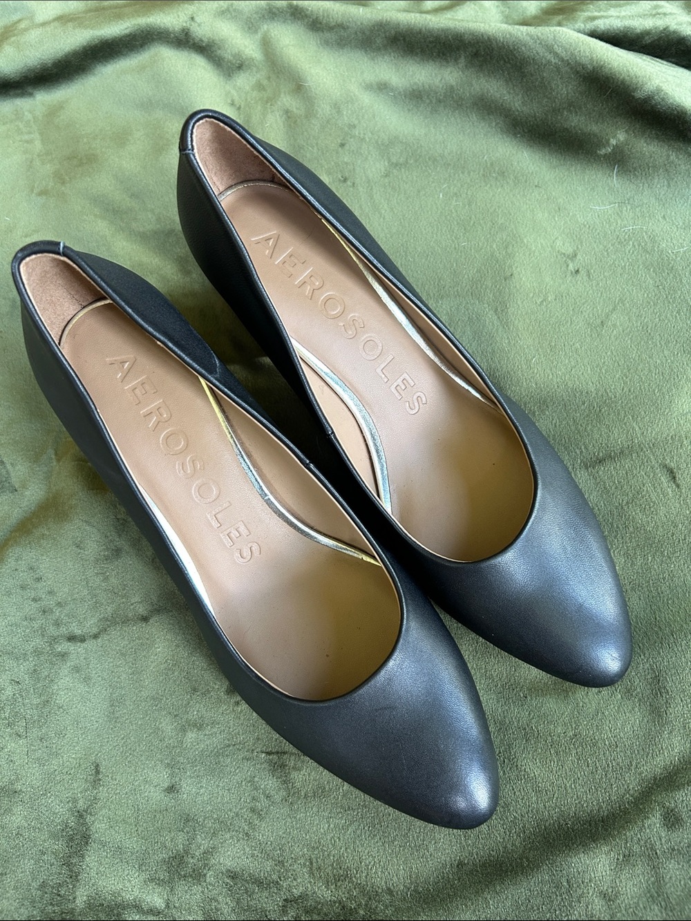 AEROSOLES Black Pointed-Toe Women's Heels 8.5 leather. Check pictures.